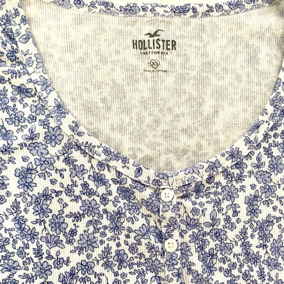 Hollister Floral Baby Tee - Picture 2 of 4